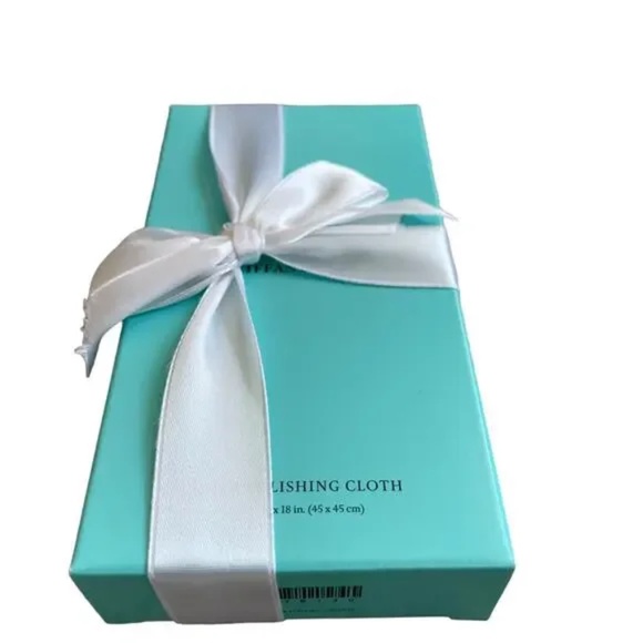 NIB Beautiful TIFFANY & CO. 18X18 AUTHENTIC POLISHING CLOTH - Picture 2 of 5